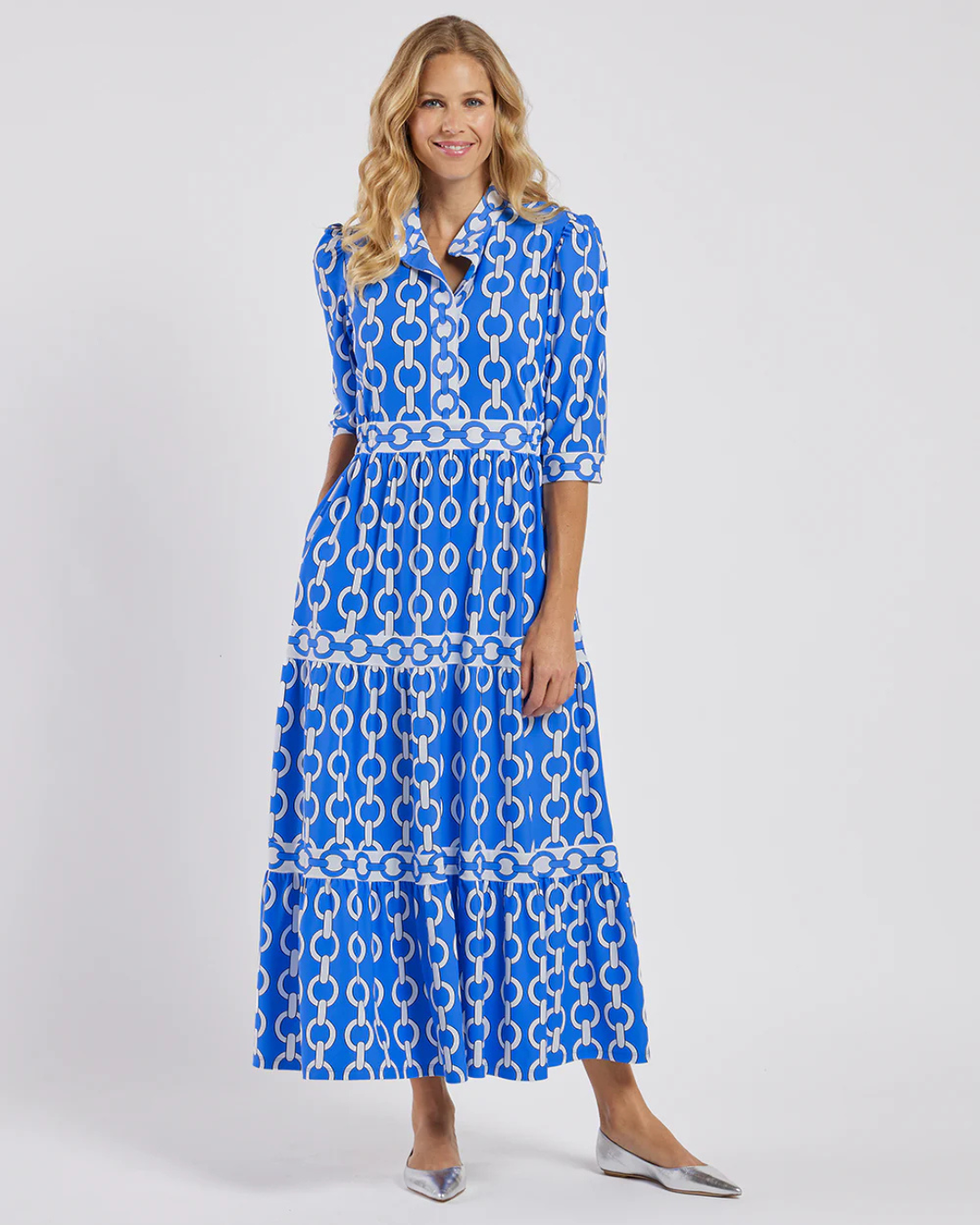 Vestido comprido de mangas curtas com estampado de correntes