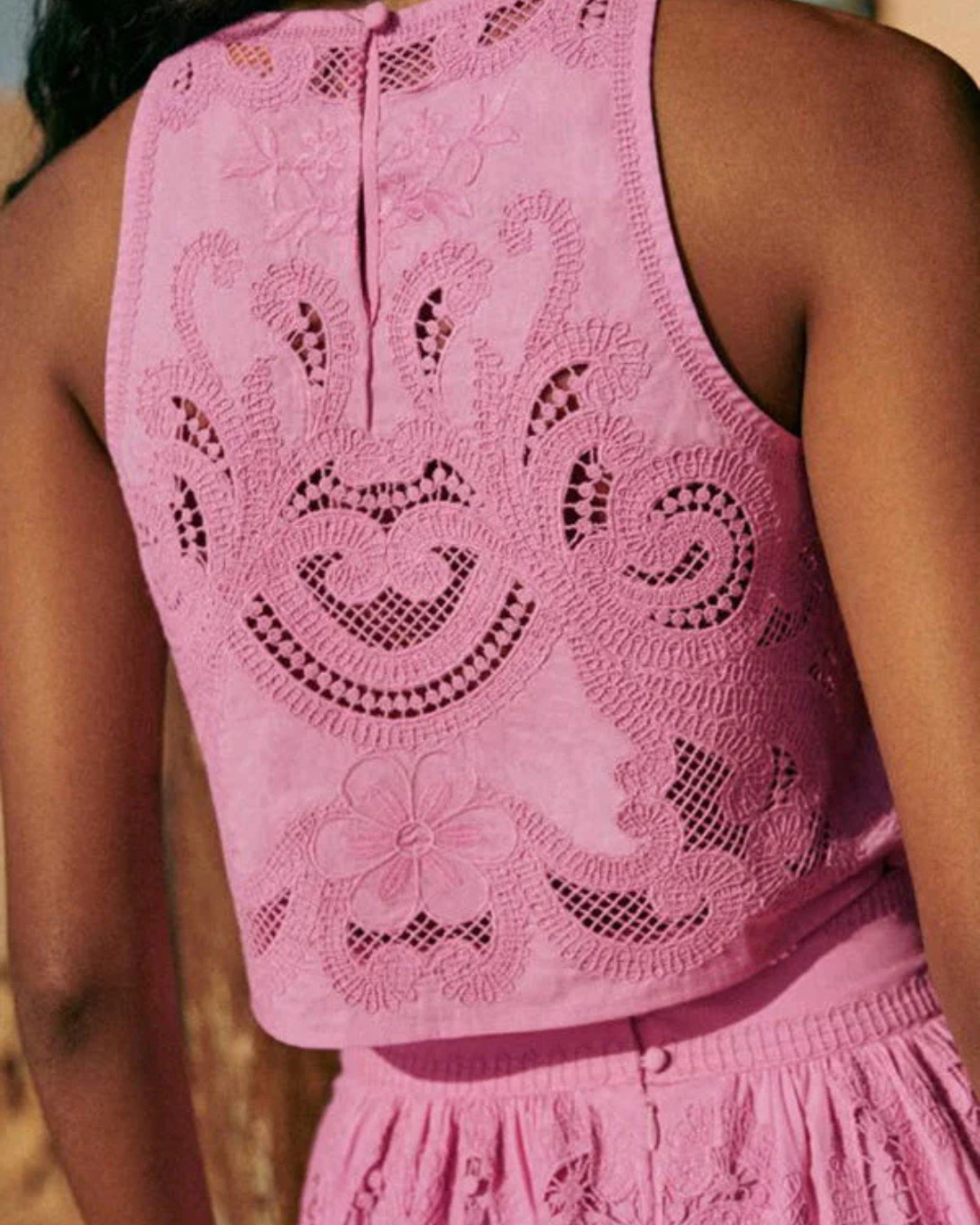 Conjunto de duas peças para mulher com top solto sem mangas e saia comprida