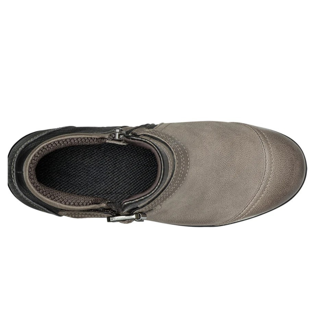 Botins de Salto Baixo com Fecho de Correr Lateral e Pormenor de Fivela