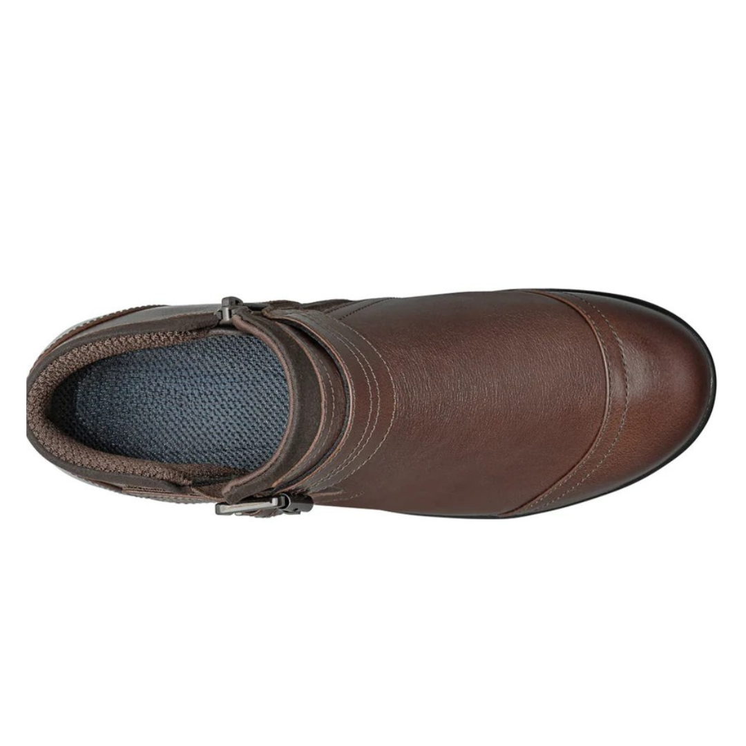 Botins de Salto Baixo com Fecho de Correr Lateral e Pormenor de Fivela