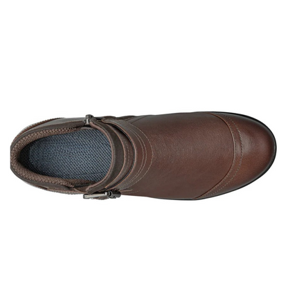 Botins de Salto Baixo com Fecho de Correr Lateral e Pormenor de Fivela