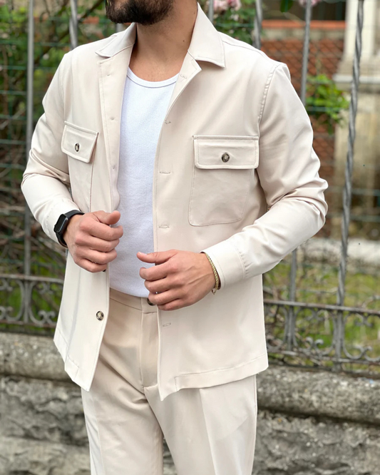 Conjunto de Casaco e Calças de Tons Neutros para Homem com Estilo Casual
