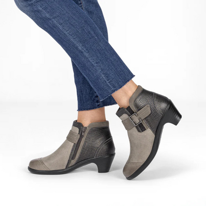 Botins de Salto Baixo com Fecho de Correr Lateral e Pormenor de Fivela