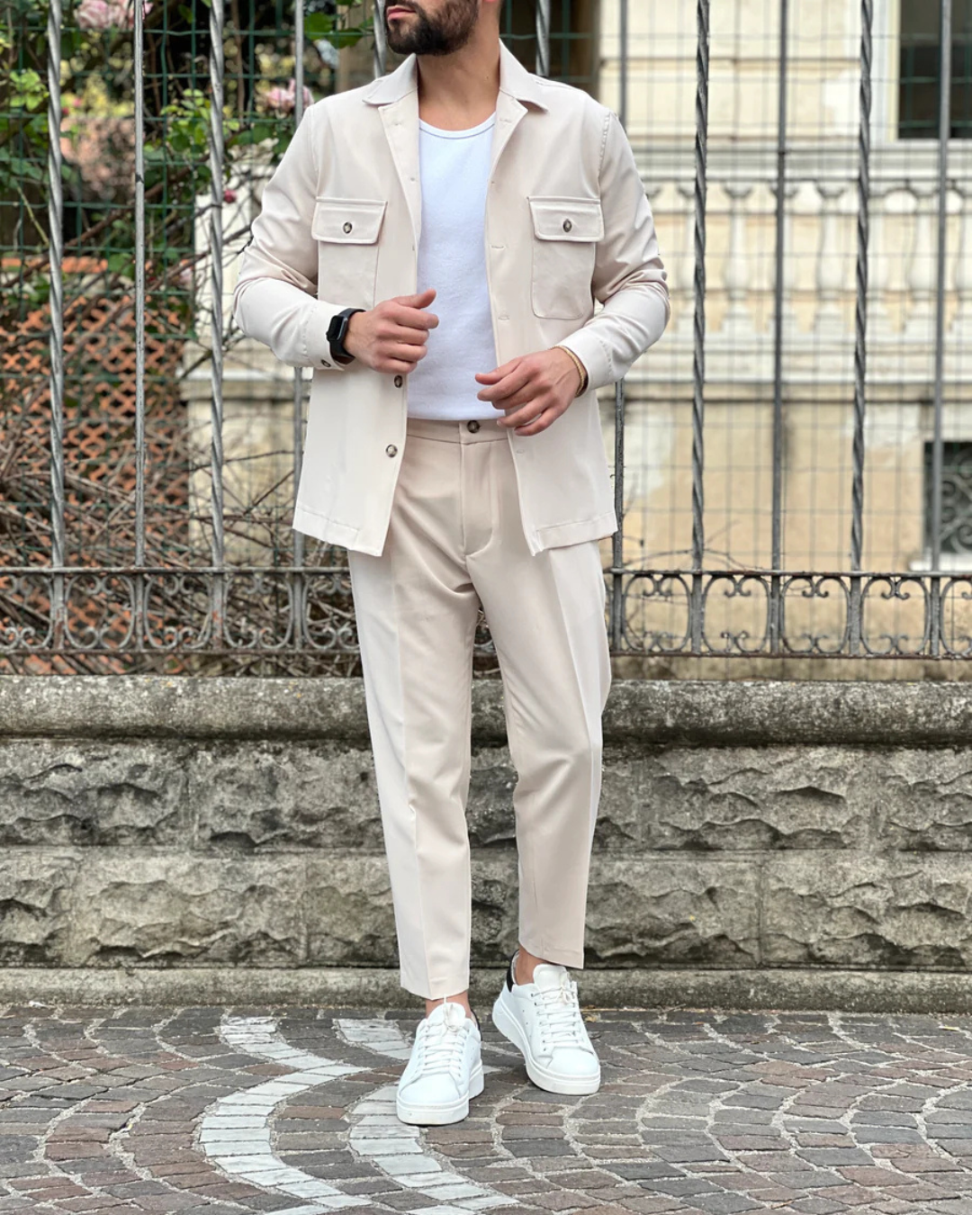 Conjunto de Casaco e Calças de Tons Neutros para Homem com Estilo Casual