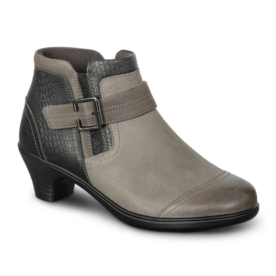 Botins de Salto Baixo com Fecho de Correr Lateral e Pormenor de Fivela
