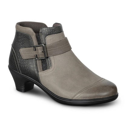 Botins de Salto Baixo com Fecho de Correr Lateral e Pormenor de Fivela