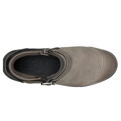 Botins de Salto Baixo com Fecho de Correr Lateral e Pormenor de Fivela