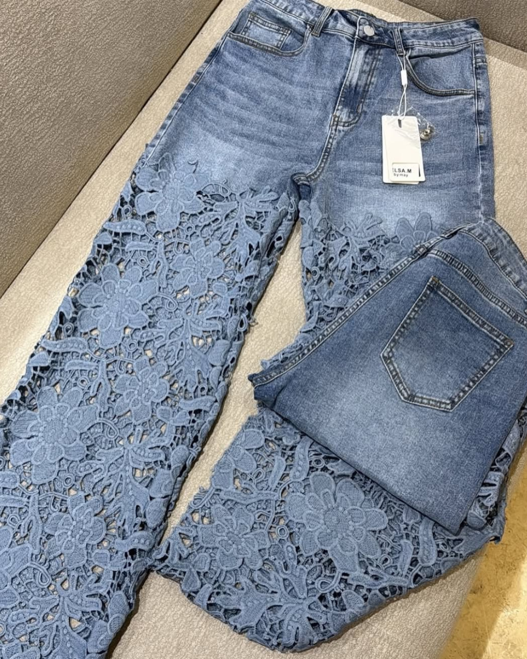 Calças de ganga para mulher com renda floral nas pernas