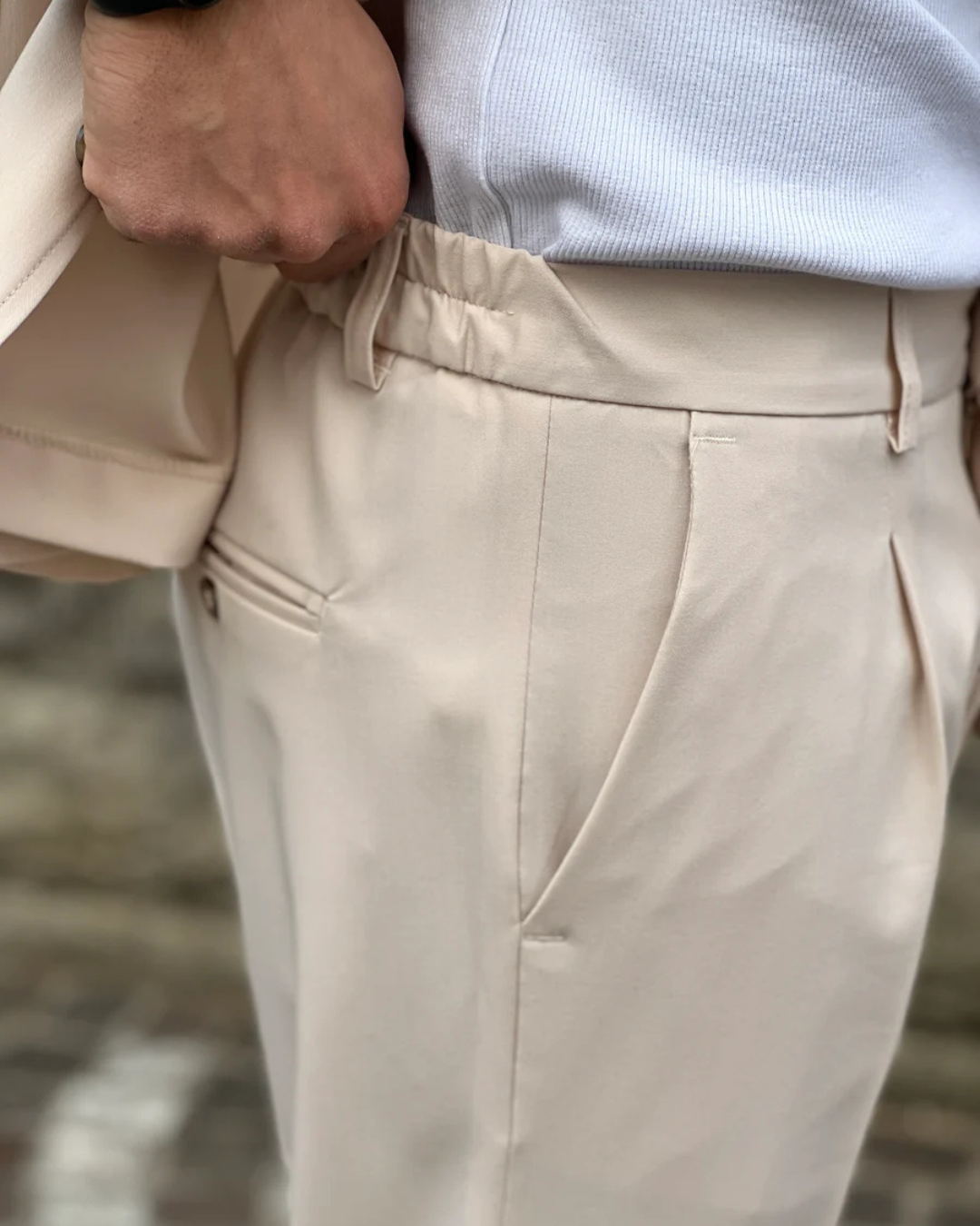 Conjunto de Casaco e Calças de Tons Neutros para Homem com Estilo Casual