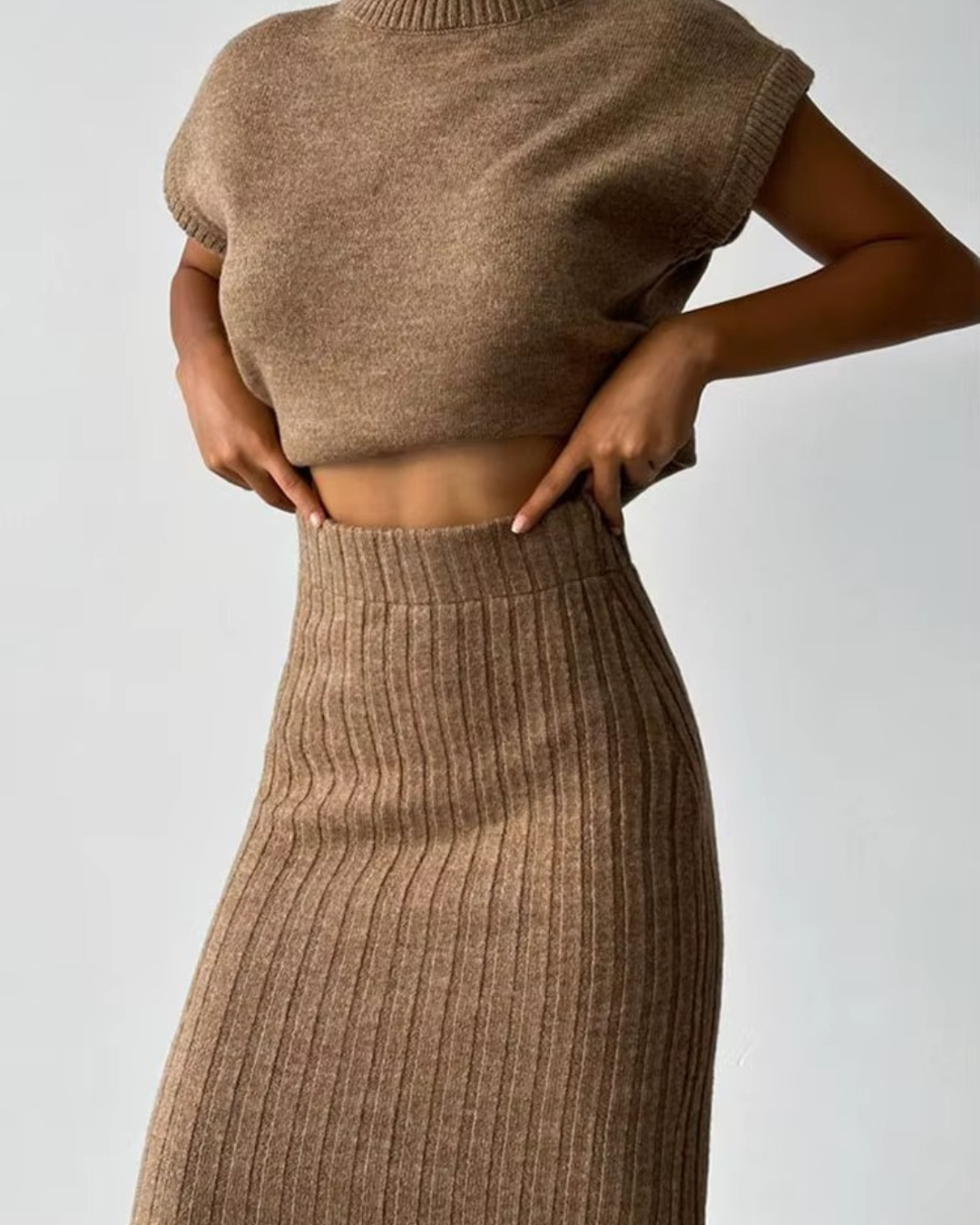 Conjunto de top sem mangas e saia longa justa para mulher