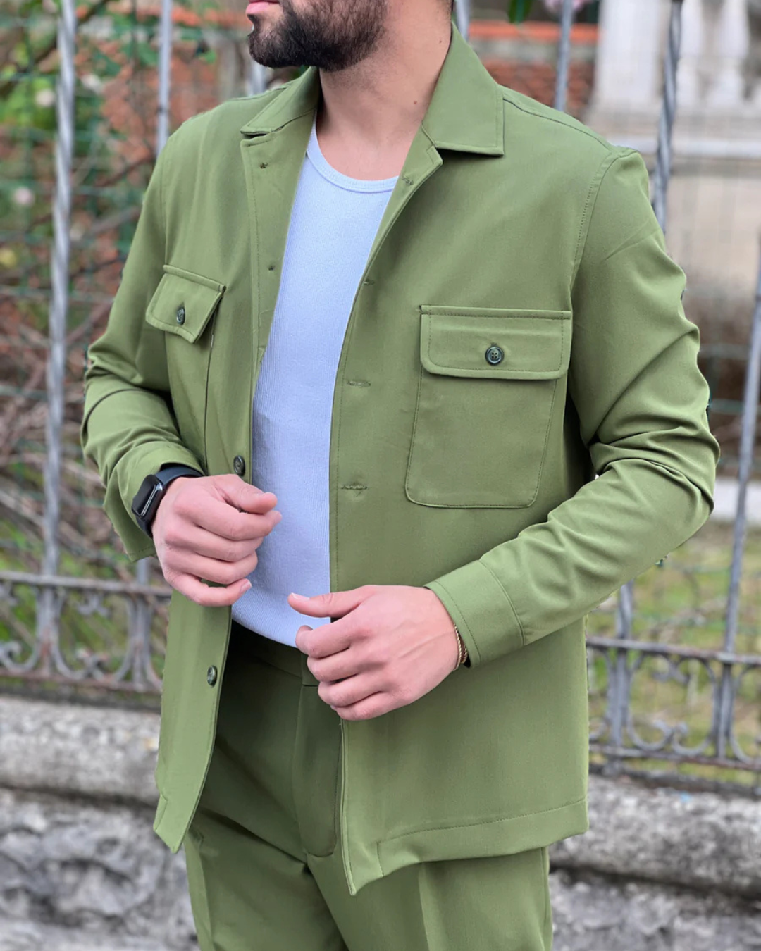 Conjunto de Casaco e Calças de Tons Neutros para Homem com Estilo Casual