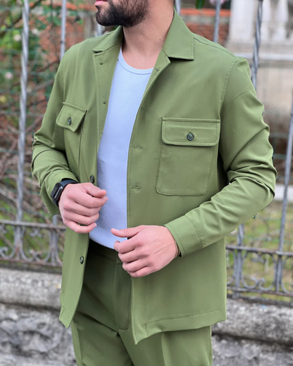 Conjunto de Casaco e Calças de Tons Neutros para Homem com Estilo Casual