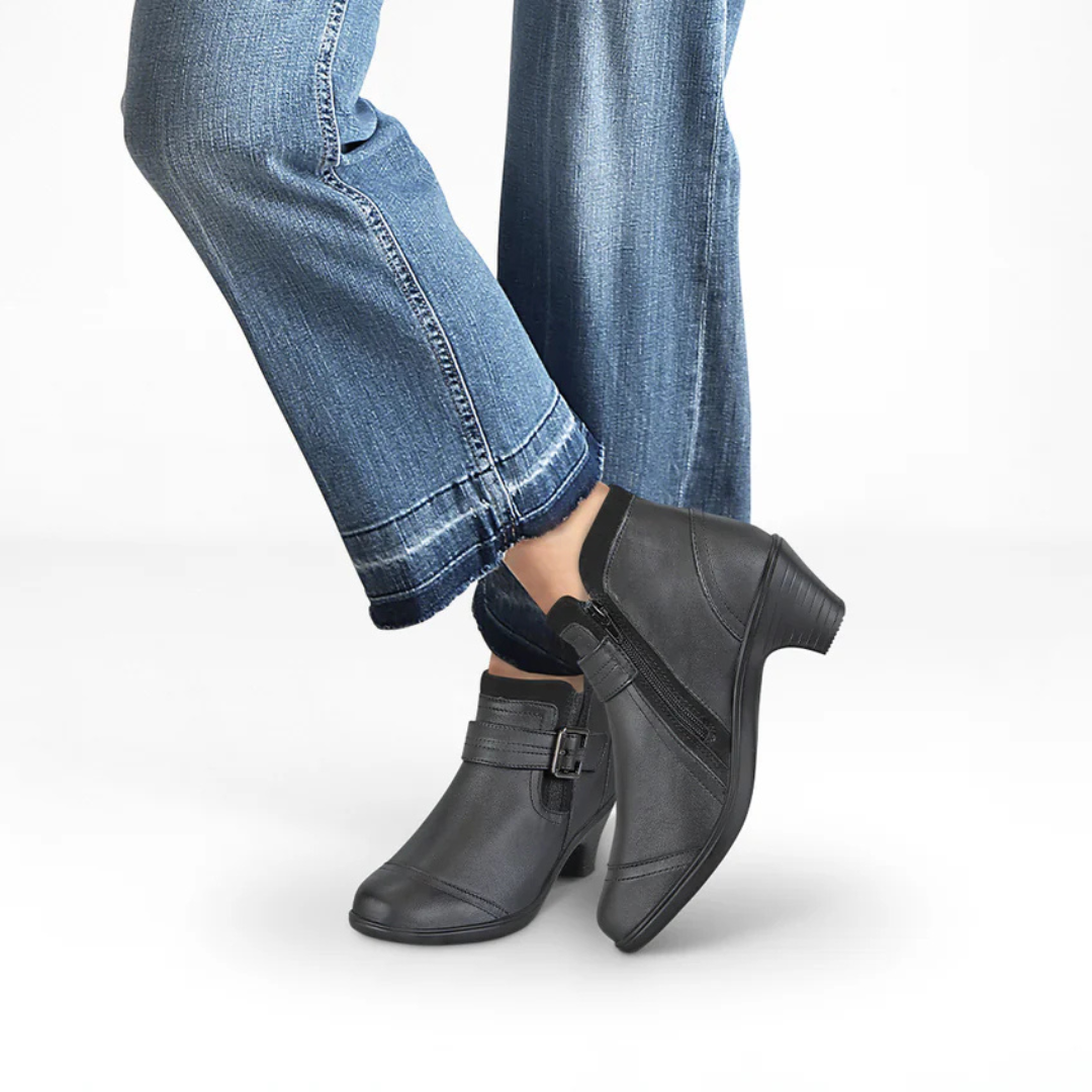 Botins de Salto Baixo com Fecho de Correr Lateral e Pormenor de Fivela