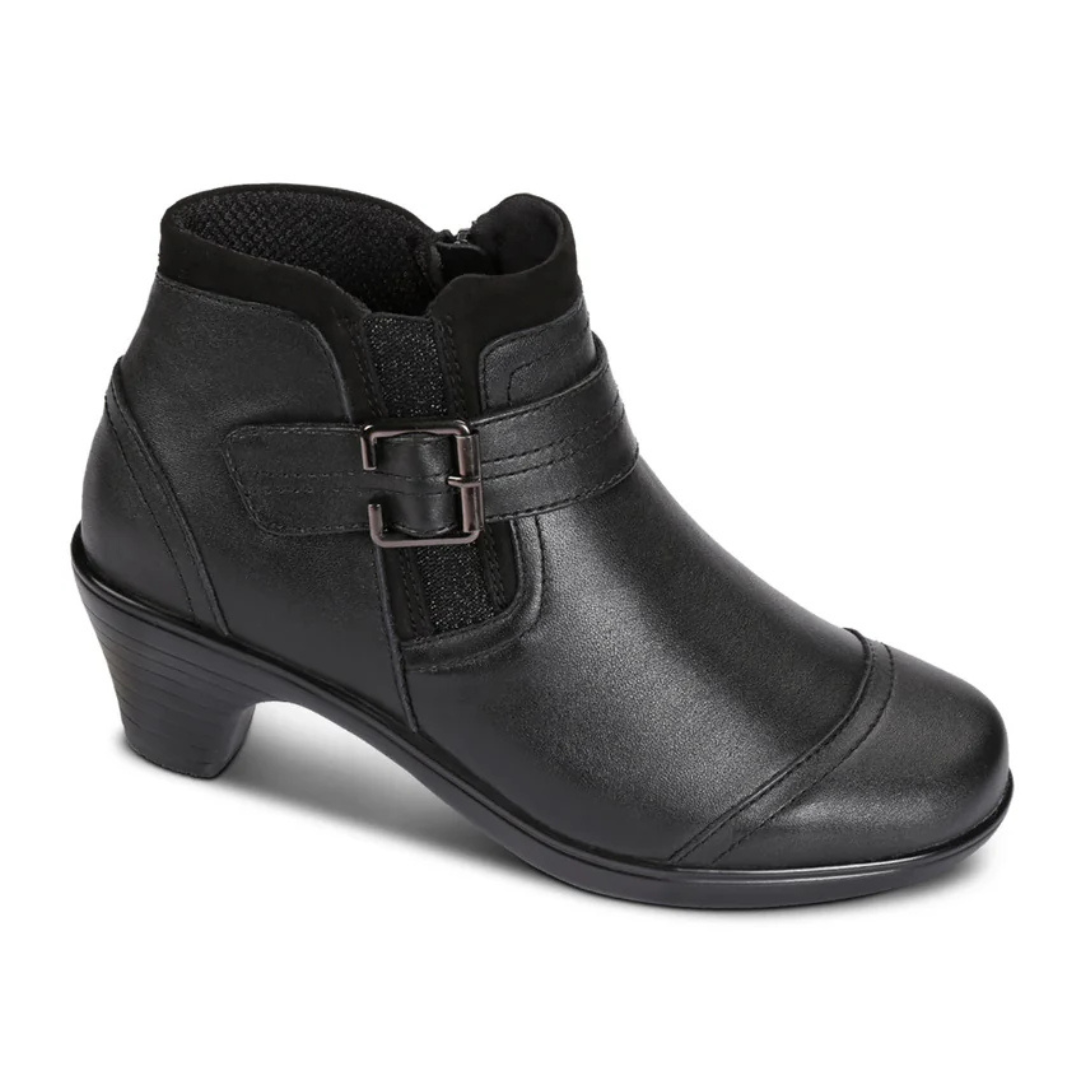 Botins de Salto Baixo com Fecho de Correr Lateral e Pormenor de Fivela
