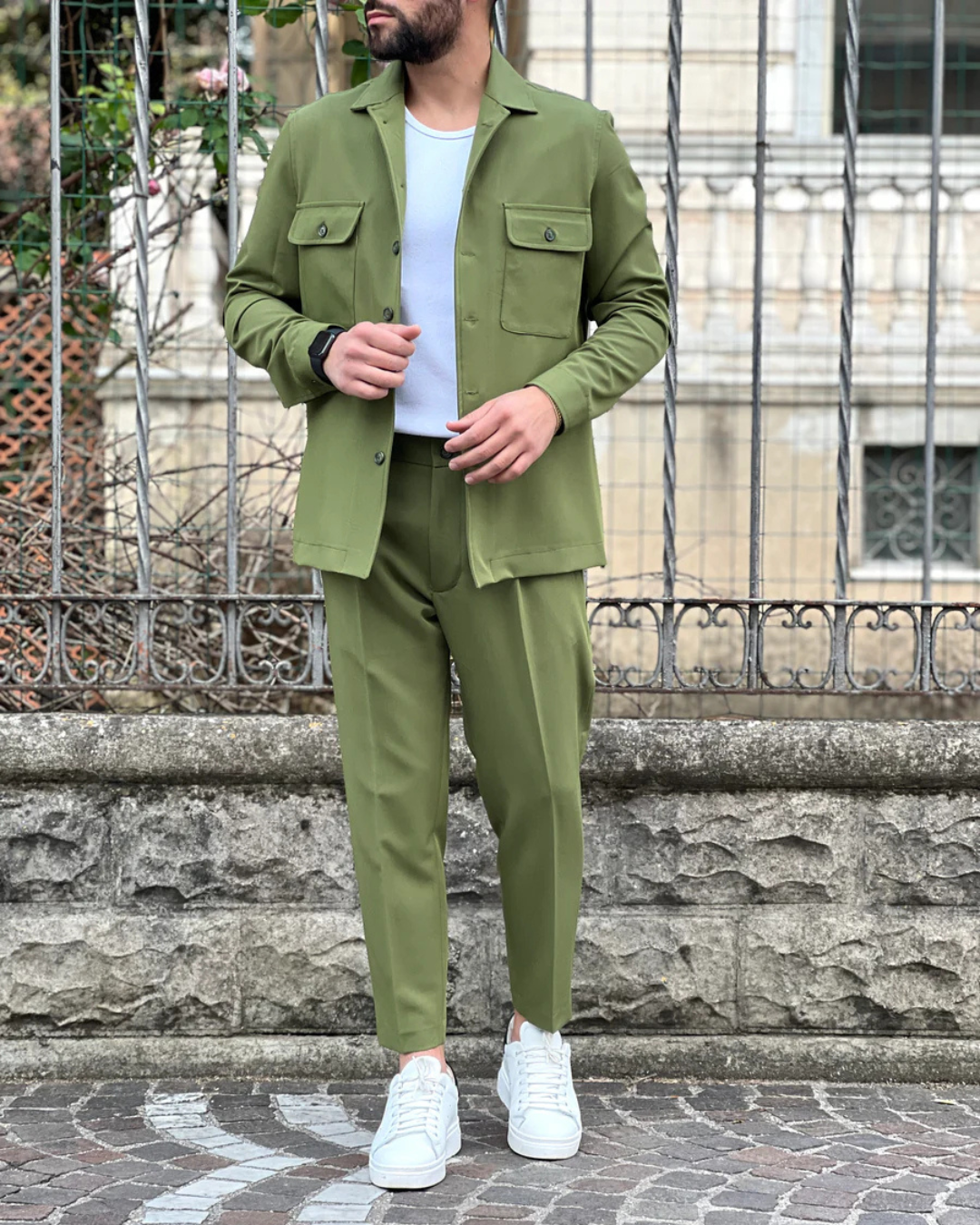 Conjunto de Casaco e Calças de Tons Neutros para Homem com Estilo Casual
