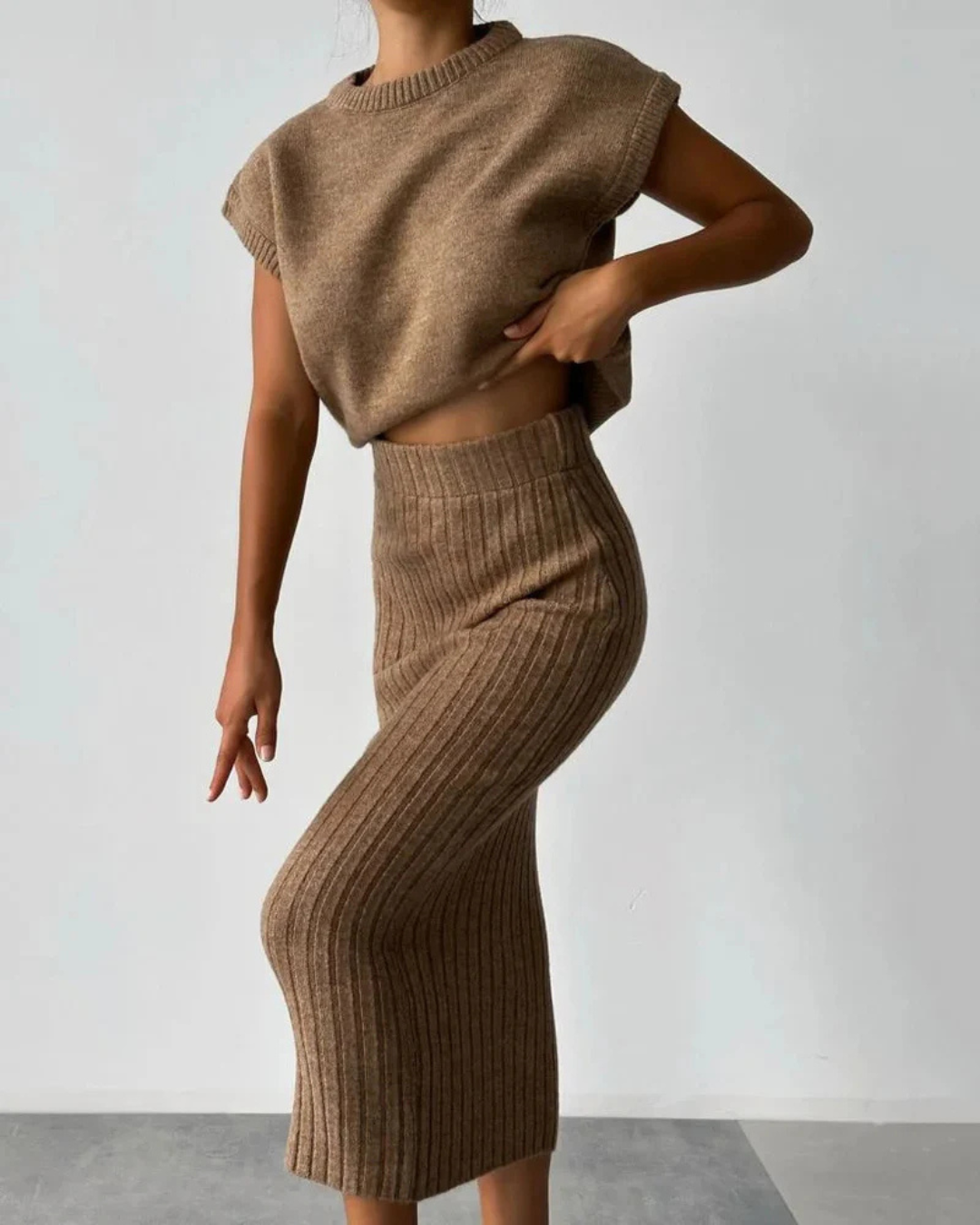 Conjunto de top sem mangas e saia longa justa para mulher