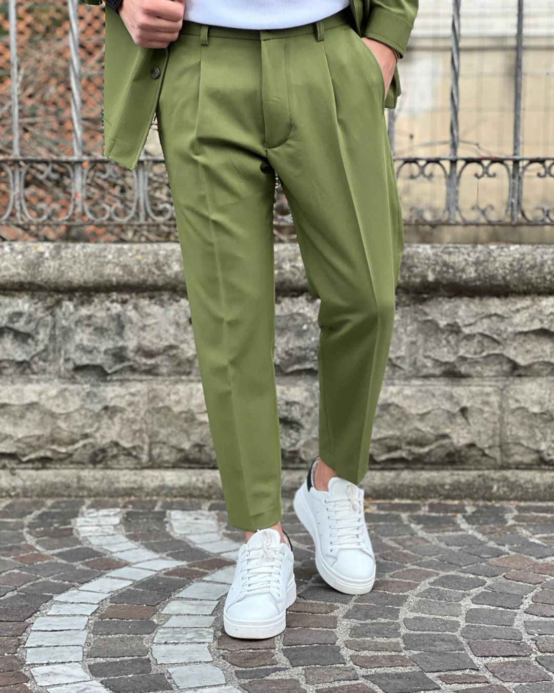 Conjunto de Casaco e Calças de Tons Neutros para Homem com Estilo Casual