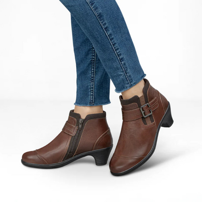 Botins de Salto Baixo com Fecho de Correr Lateral e Pormenor de Fivela